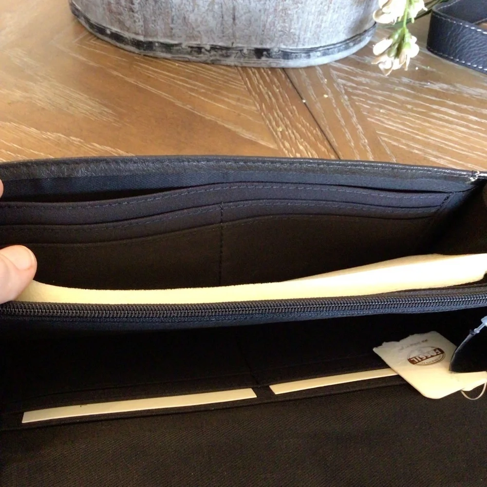 Fossil Womens Black Leather Buckle Front Clutch Wristlet Fold Over Wallet